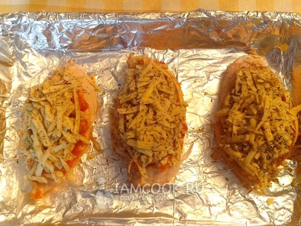 Посыпать сыром и базиликом