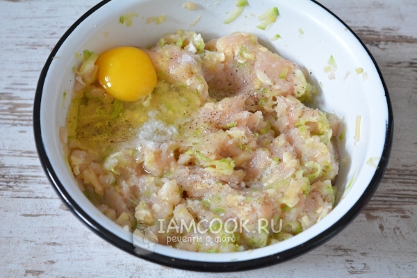 Соединить ингредиенты для фарша