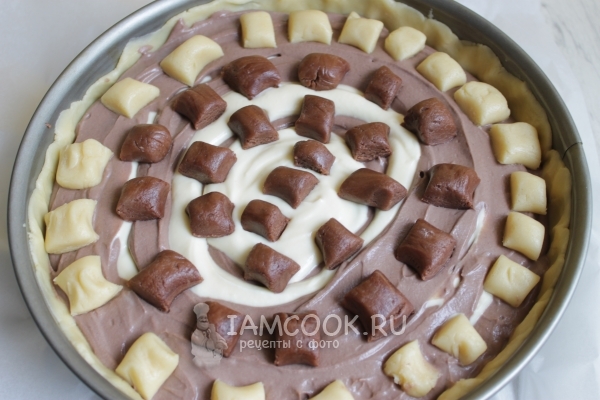 Выложить тесто на начинку