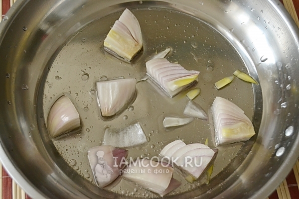 Обжарить лук