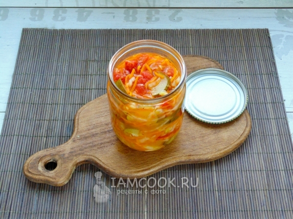 Положить салат в банку