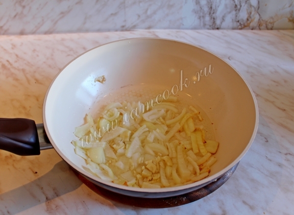 Обжарка лука с чесноком