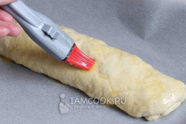 Смазать рулет яйцом