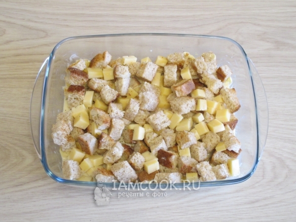 Сухари залить молочной смесью