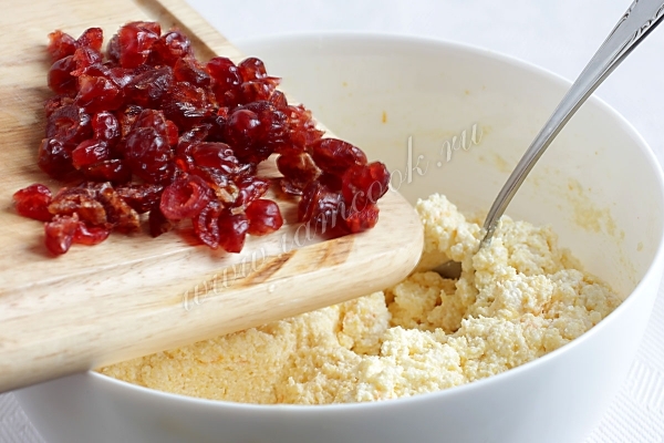 Добавить вяленую вишню