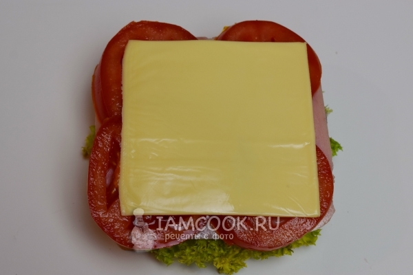 Положить ломтик сыра