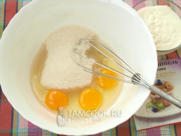 Смешать яйца с сахаром