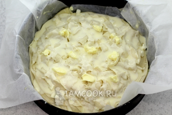 Сверху выложить оставшуюся начинку