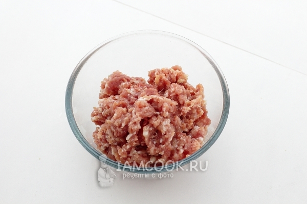 Измельчить мясо на мясорубке