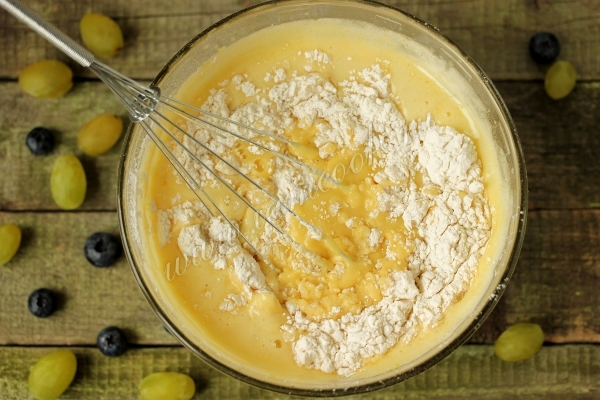 Смешать яичную смесь с мукой