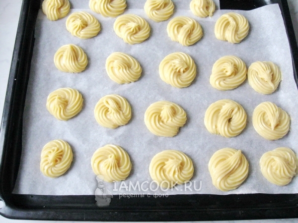 Выложить пирожные на противень