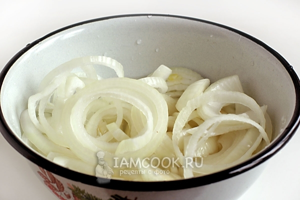 Добавить к луку воду, уксус, соль и сахар