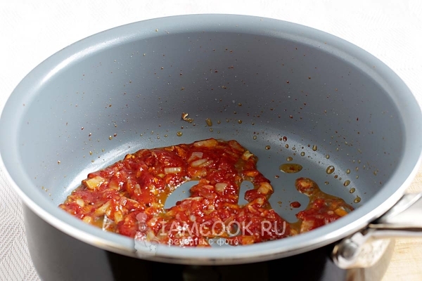 Положить томатную пасту