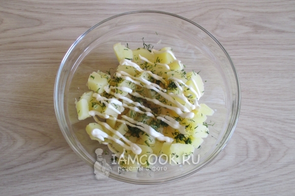 Полить картофель с укропом майонезом