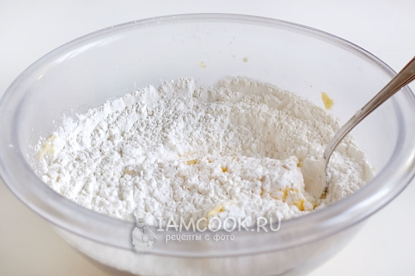 Всыпать муку, крахмал и соду