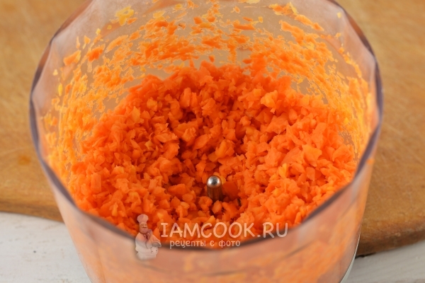 Измельчить в бледере морковь