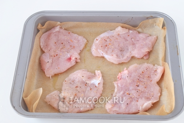 Выложить на противень мясо