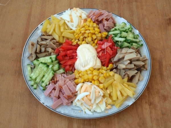 Майонез в центре салата