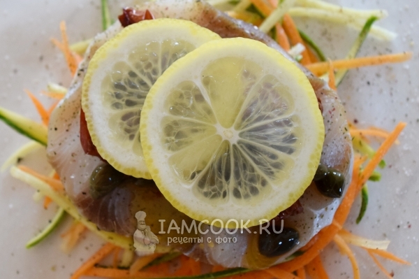 Положить лимон