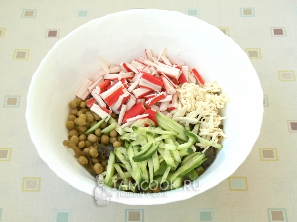 Положить огурец и крабовые палочки