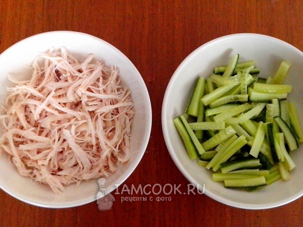Порезать огурец и куриную грудку