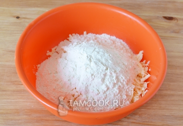 Всыпать муку, сахар и ванилин