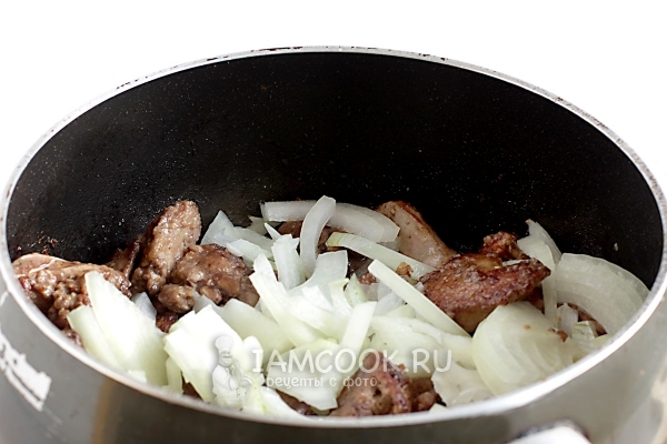 Обжарить печень с луком