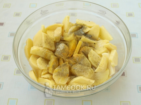 Картофель порезать и посолить