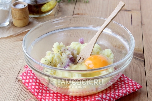 Добавить лук, специи и яйцо