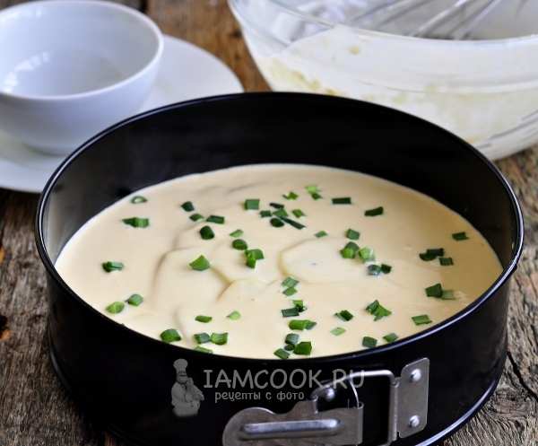 Залить начинку тесто и посыпать луком