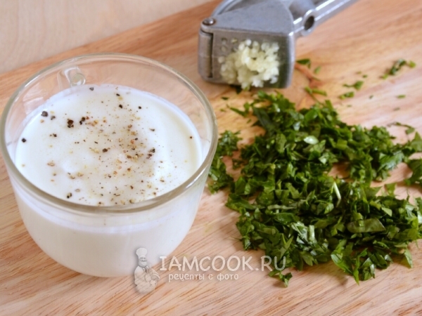 Сделать соус из йогурта, чеснока и базилика