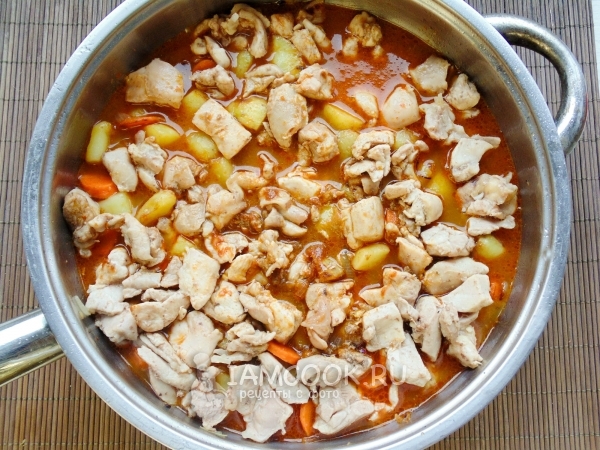 Влить бульон со специями