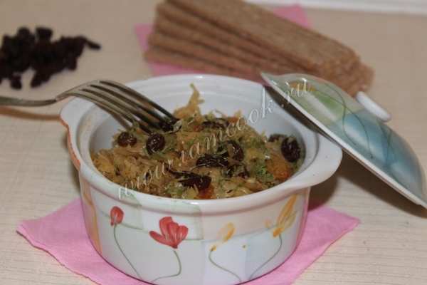 Рецепт тушения капусты с изюмом и яблоками