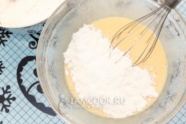 Смешать яйца с сахаром и мукой