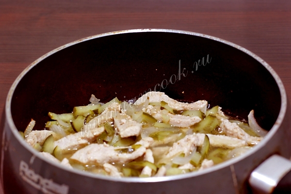 Обжарка огурцов с мясом