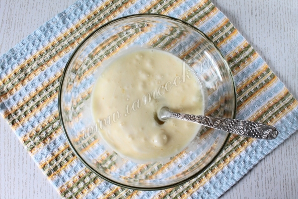 Яйца разбить в миску