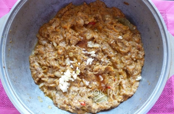 Положить чеснок и влить уксус