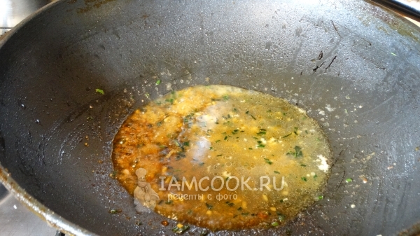 Влить бульон, соевый соус, рисовый уксус и масло