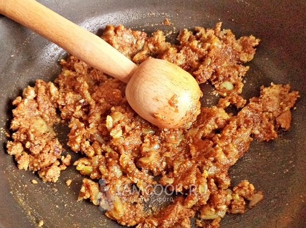 Положить к луку орехи со специями