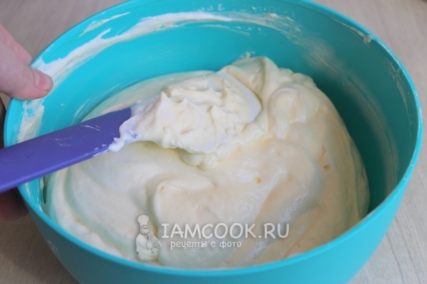 Творожную массу размешать