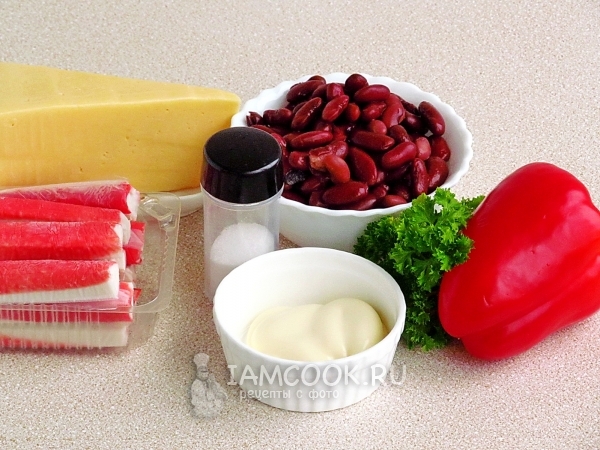 Ингредиенты для салата из фасоли, сыра, крабовых палочек и перца