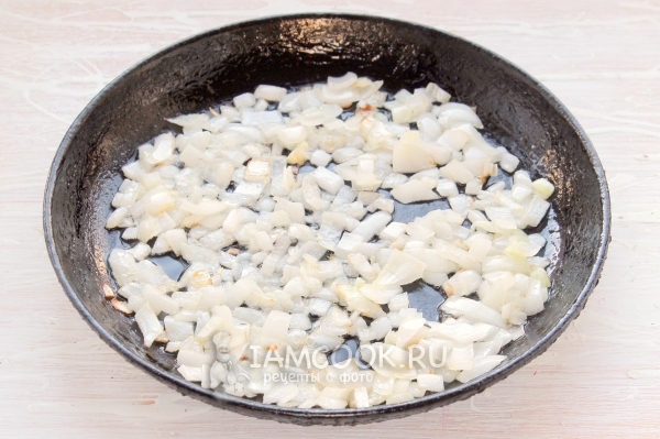 Обжарить лук