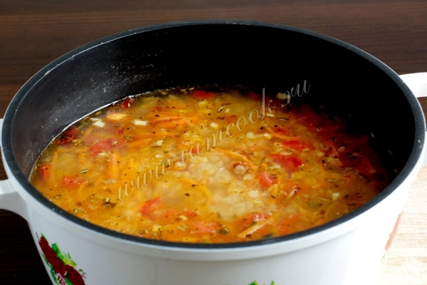 суп из чечевицы в кастрюле