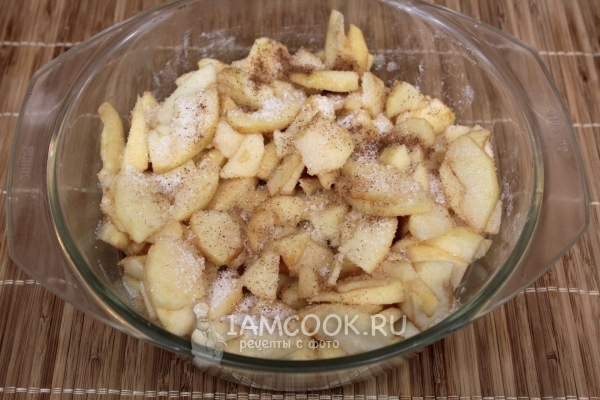 Посыпать яблоки сахаром и корицей