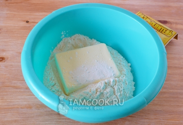 Смешать масло с мукой и разрыхлителем