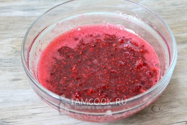 Готовая малина, перетертая с сахаром на зиму
