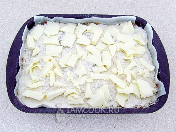 Положить куски масла