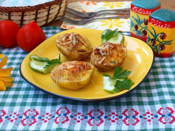 Картофель запеченный фаршированный сыром