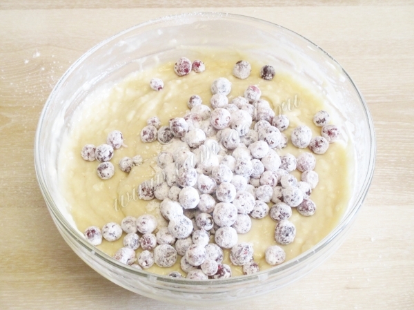 Добавить замороженные ягоды в тесто для кексов