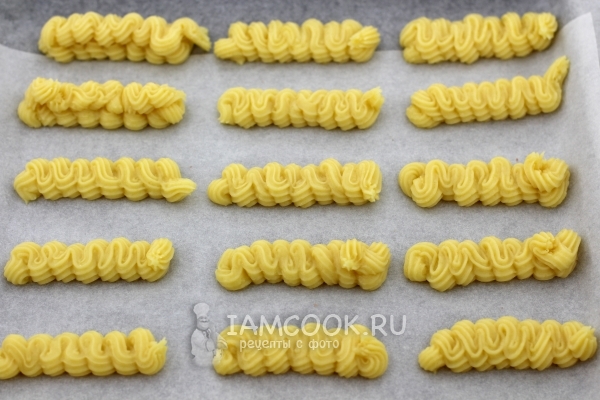 Выложить тесто на противень